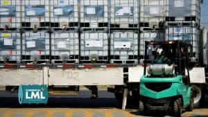 Carga de estanques IBC con grúa horquilla