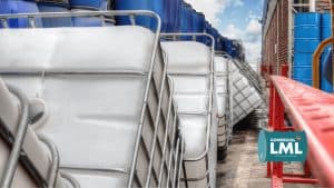 Stock de estanques IBC apilados